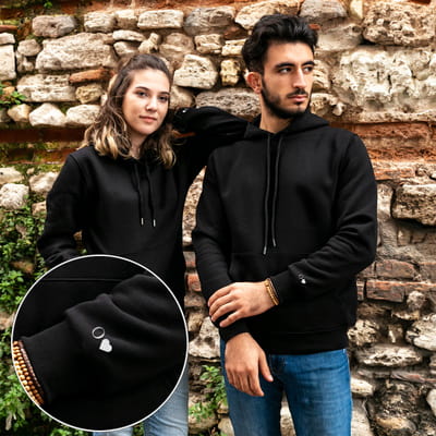 Bilekte Harf Yazılı Sweatshirt Sevgili Kombini